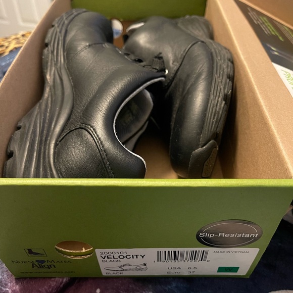 Nurse mates align slip resistant shoes - Picture 2 of 5